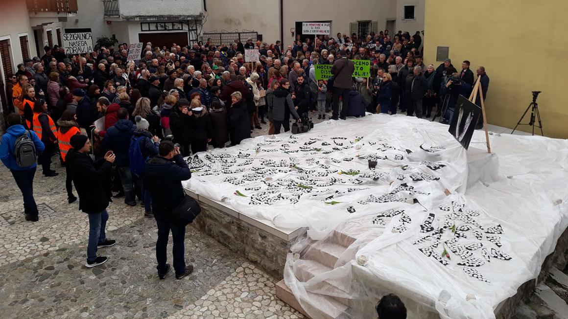 Občinski svet Kanal ob Soči je na izredni seji obravnaval razmere zaradi obremenjevanja okolja, obenem pa je potekal tudi protestni shod. Foto: Radio Koper/Valter Pregelj