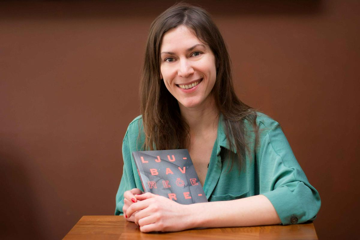 Najnovejša poema Nine Dragičević je dvojezična že v naslovu: Ljubav reče greva. Foto: BoBo Najnovejša poema Nine Dragičević je dvojezična že v naslovu: Ljubav reče greva. Foto: BoBo