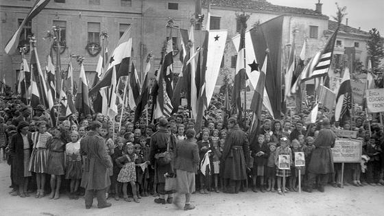 Edi Šelhaus, Svečanost ob proglasitvi prve povojne slovenske vlade, Ajdovščina, 5. maj 1945, črno-beli negativ. Foto: Muzej novejše zgodovine Slovenije /Edi Šelhaus