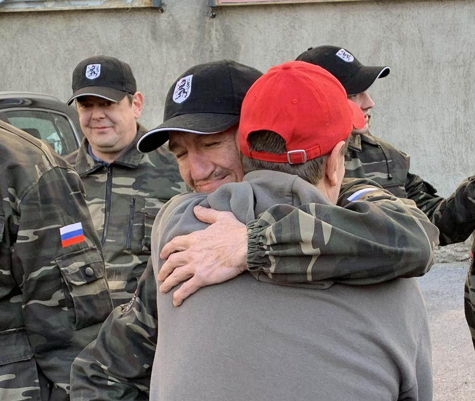 Pred vrati mariborskih zaporov je Andreja Šiška pričakalo okoli 50 podpornikov. Foto: BoBo Pred vrati mariborskih zaporov je Andreja Šiška pričakalo okoli 50 podpornikov. Foto: BoBo