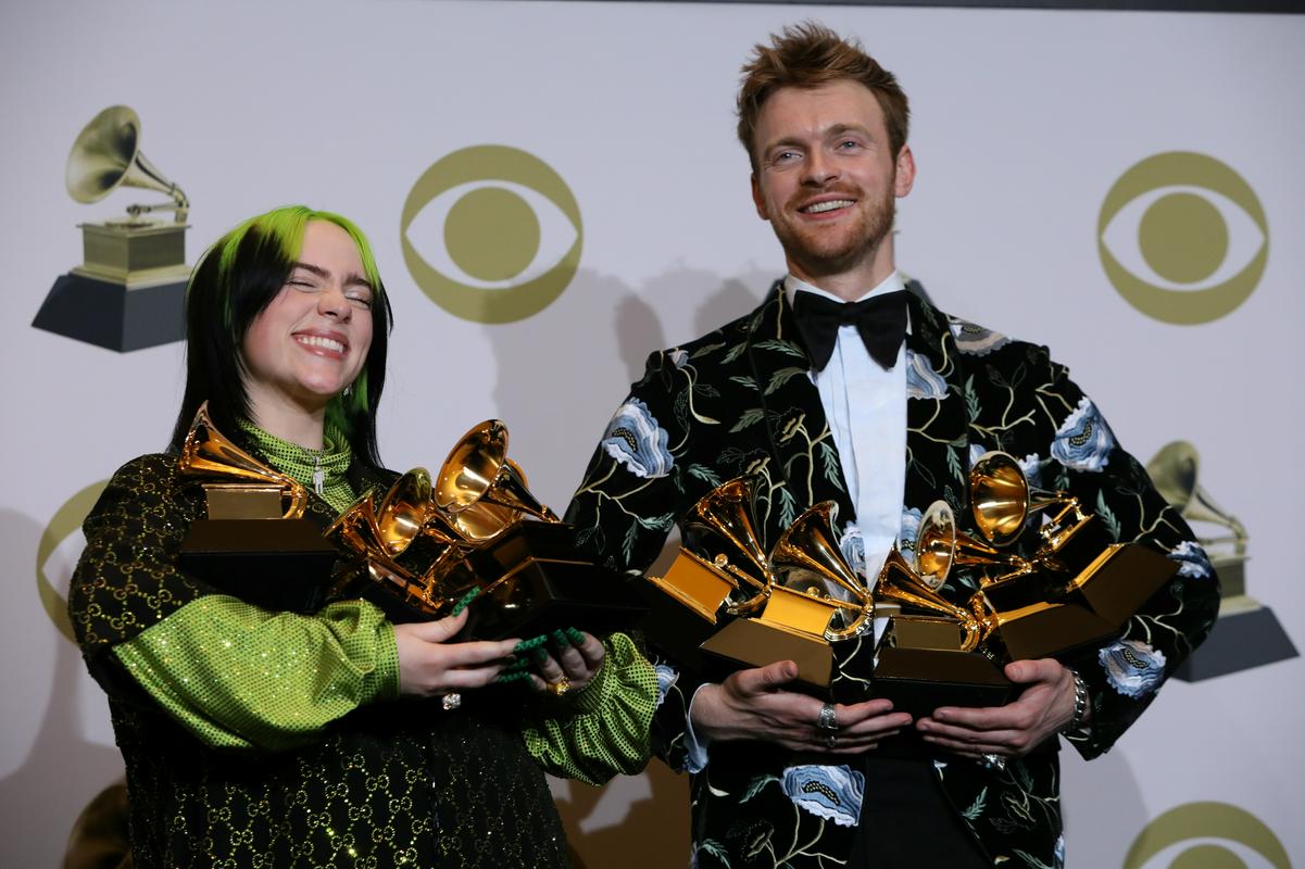 Popzvezdnica Billie Eilish je s podelitve letošnjih velikih glasbenih nagrad domov odnesla pet kipcev, med drugim za najboljšega debitanta in najboljšo pesem leta. Njen brat Finneas O'Connell je dobil nagrado za najboljšega producenta leta. Foto: Reuters Popzvezdnica Billie Eilish je s podelitve letošnjih velikih glasbenih nagrad domov odnesla pet kipcev, med drugim za najboljšega debitanta in najboljšo pesem leta. Njen brat Finneas O'Connell je dobil nagrado za najboljšega producenta leta. Foto: Reuters