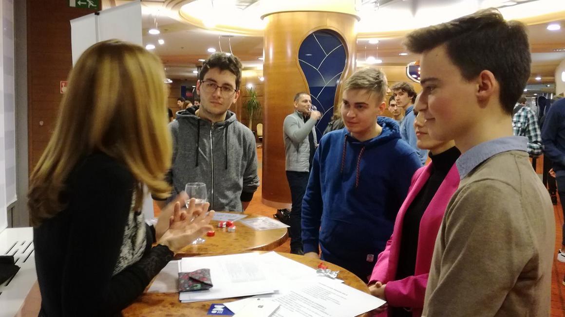S kakšnimi težavami se srečujejo, katere so največje dileme ter kako se znajti na trgu dela, so mladim ob zaključku projekta skušali odgovoriti uveljavljeni sogovorniki. Foto: Radio Koper/Nataša Uršič