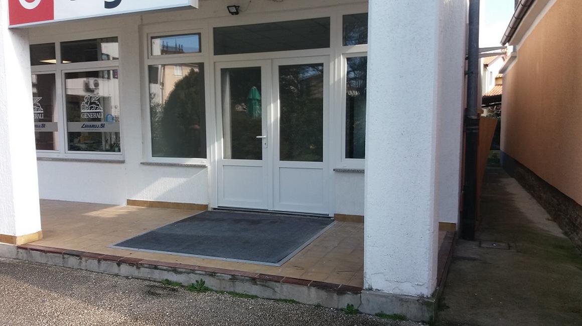 Tu je 5. novembra zjutraj silovito počilo. Lastnik prostora na Škofijah, kjer je bil bankomat, je imel zaradi tega škodo in stroške. Foto: Radio Koper/Tjaša Škamperle