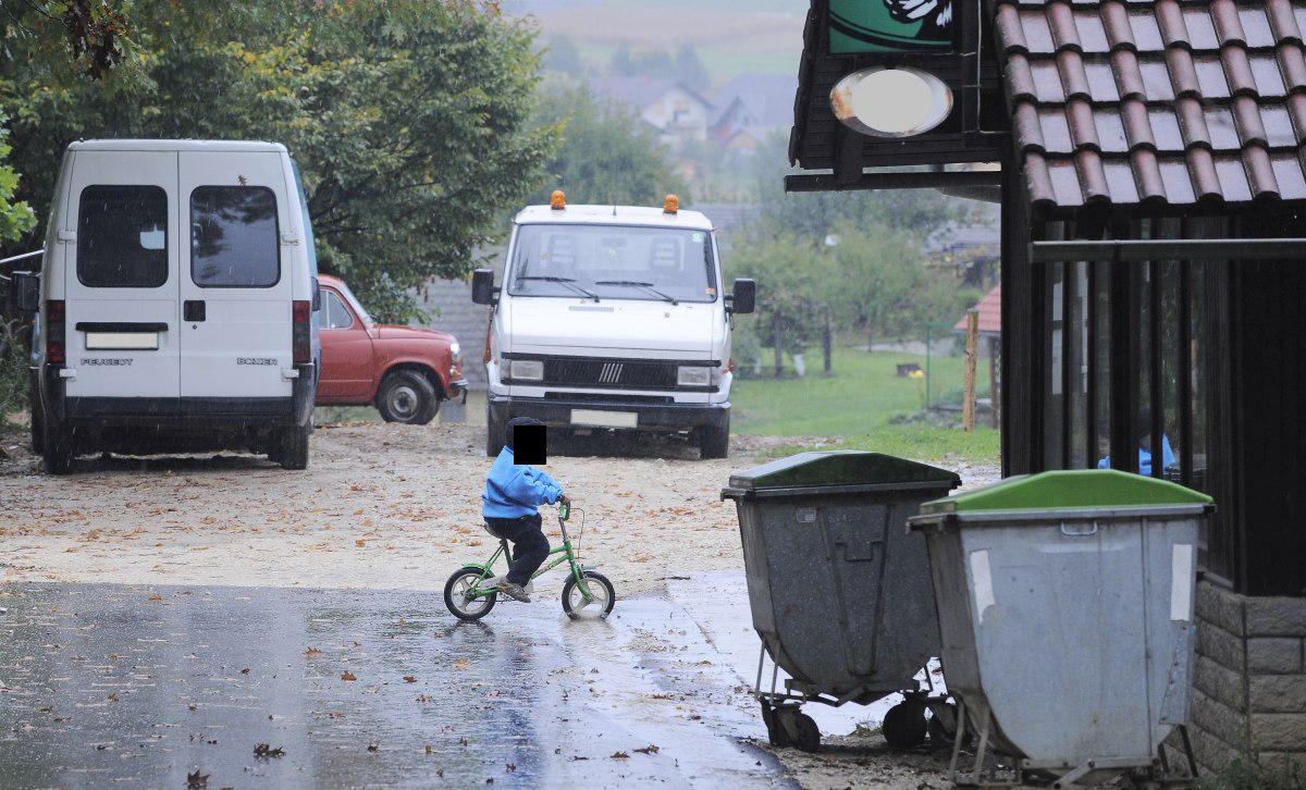 Romsko naselje Brezje. Fotografija je simbolična in ni s tokratnega dogodka. Foto: BoBo Romsko naselje Brezje. Fotografija je simbolična in ni s tokratnega dogodka. Foto: BoBo