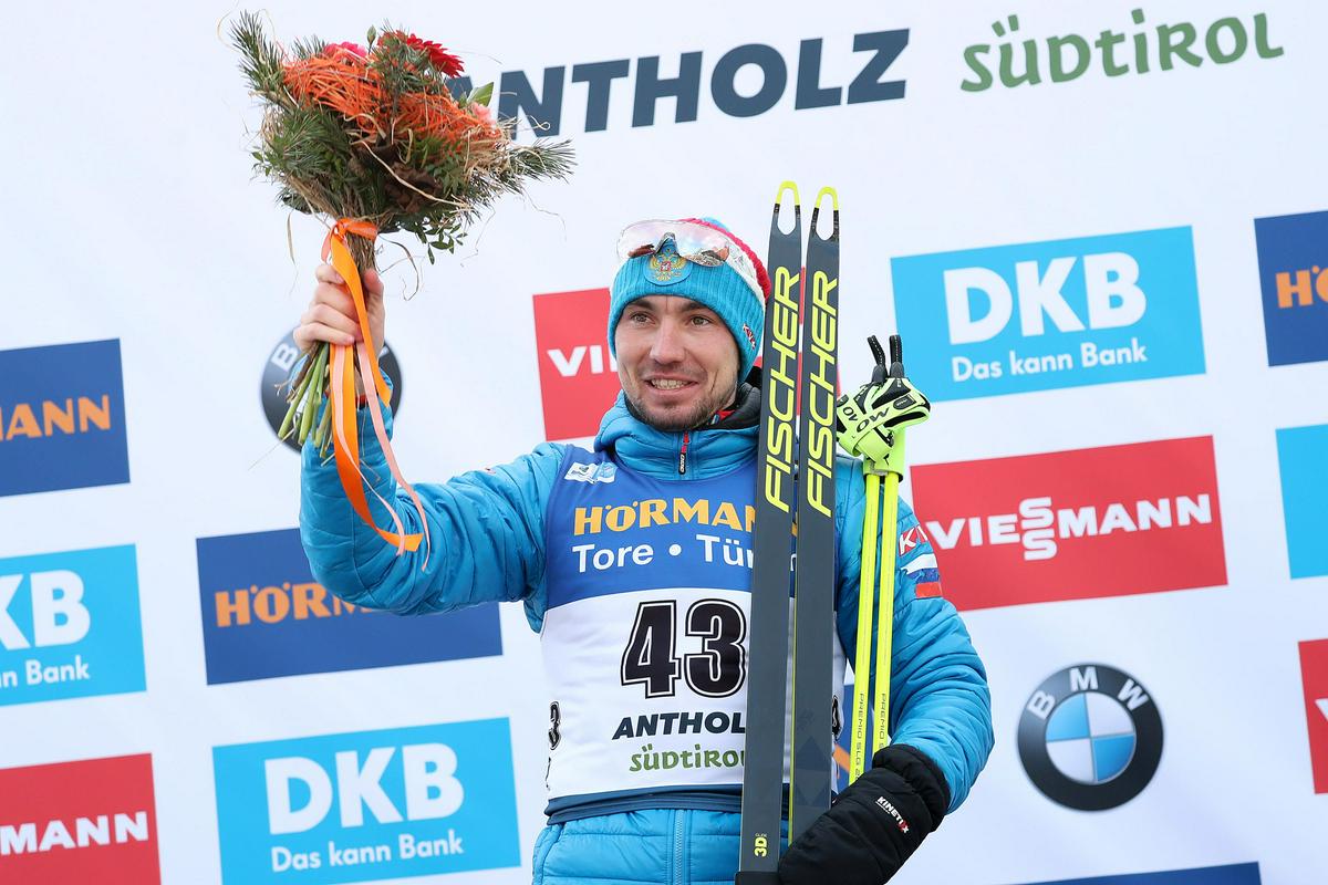 28-letni Aleksander Loginov se veseli prve posamične zlate medalje na največjih tekmovanjih. Lani je bil na svetovnem prvenstvu v Östersundu drugi v šprintu. V svetovnem pokalu ima eno zmago. Foto: EPA 28-letni Aleksander Loginov se veseli prve posamične zlate medalje na največjih tekmovanjih. Lani je bil na svetovnem prvenstvu v Östersundu drugi v šprintu. V svetovnem pokalu ima eno zmago. Foto: EPA