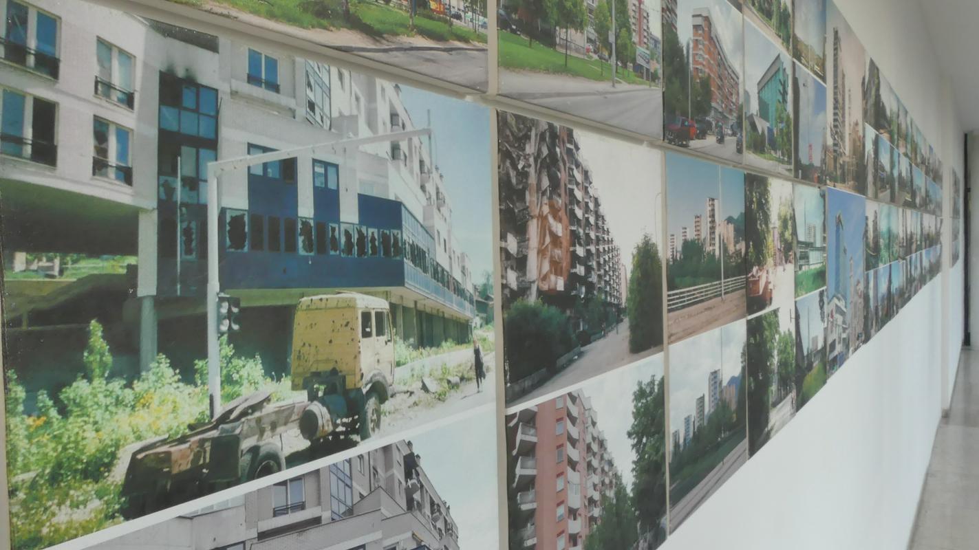 Fotografije Škota Jima Marshalla, ki živi in dela v Sarajevu. Vzporedno so prikazane fotografije iz leta 1996 takoj po koncu vojne in 15 let kasneje, ko je ponovno slikal identične kadre. S tem je avtor pokazal, da prevladujoči pesimizem v družbi, ki pravi, da se nič ne izboljšuje in vse ostaja isto, ne drži. Fotografije Škota Jima Marshalla, ki živi in dela v Sarajevu. Vzporedno so prikazane fotografije iz leta 1996 takoj po koncu vojne in 15 let kasneje, ko je ponovno slikal identične kadre. S tem je avtor pokazal, da prevladujoči pesimizem v družbi, ki pravi, da se nič ne izboljšuje in vse ostaja isto, ne drži.