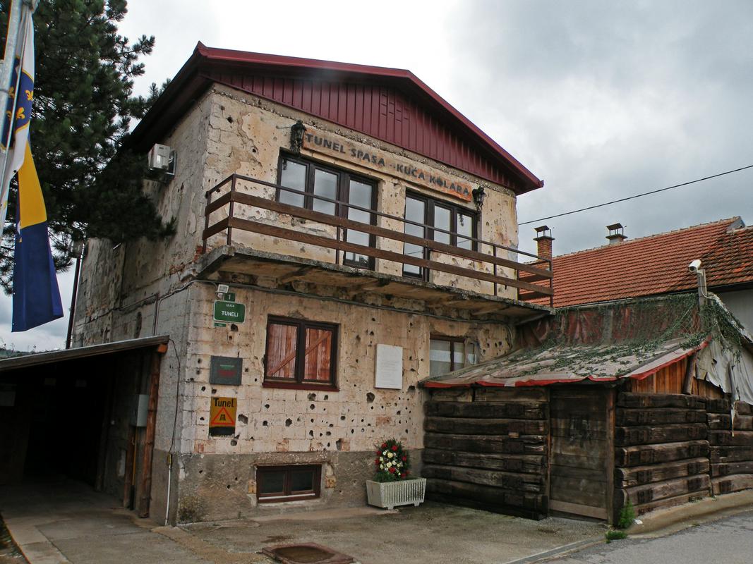 Hiša, skozi katero je bil speljan predor iz obleganega Sarajeva. To je bil edini stik prebivalcev mesta z zunanjim svetom med vojno. Foto: BoBo Hiša, skozi katero je bil speljan predor iz obleganega Sarajeva. To je bil edini stik prebivalcev mesta z zunanjim svetom med vojno. Foto: BoBo