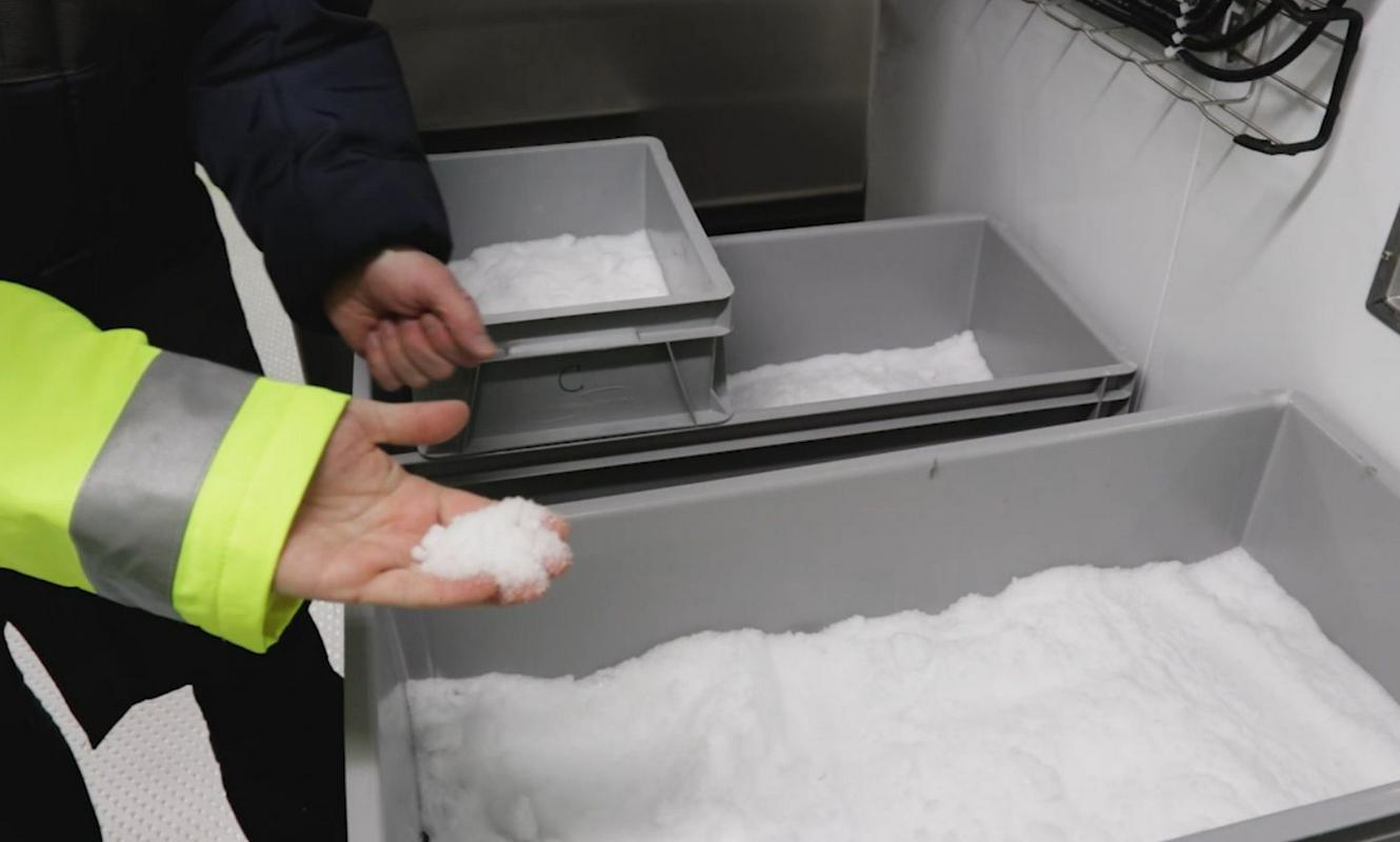 Goodyearjevi inženirji v visokotehnološkem snežnem laboratoriju iščejo odgovore na znanstvena vprašanja o snegu. Njihovo delo je tesno povezano z izjemno zahtevnim področjem razvoja zimskih pnevmatik. Lastnosti snega namreč neposredno vplivajo na vozne lastnosti pnevmatike. Foto: MMC RTV SLO/Avtomobilnost Goodyearjevi inženirji v visokotehnološkem snežnem laboratoriju iščejo odgovore na znanstvena vprašanja o snegu. Njihovo delo je tesno povezano z izjemno zahtevnim področjem razvoja zimskih pnevmatik. Lastnosti snega namreč neposredno vplivajo na vozne lastnosti pnevmatike. Foto: MMC RTV SLO/Avtomobilnost