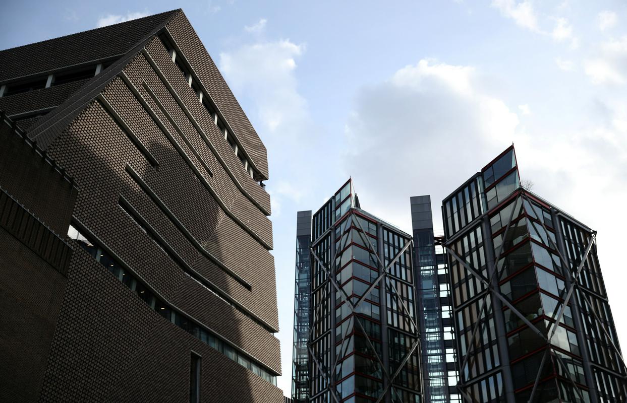 Tate Modern je po prenovi pridobila 60 odstotkov več razstavnih prostorov in novo postavitev umetniških del. Hkrati so galeriji pripojili še desetnadstropni prizidek, zgrajen na nekdanjem naftnem skladišču, ki ponuja panoramsko razgledno teraso. Foto: Reuters Tate Modern je po prenovi pridobila 60 odstotkov več razstavnih prostorov in novo postavitev umetniških del. Hkrati so galeriji pripojili še desetnadstropni prizidek, zgrajen na nekdanjem naftnem skladišču, ki ponuja panoramsko razgledno teraso. Foto: Reuters