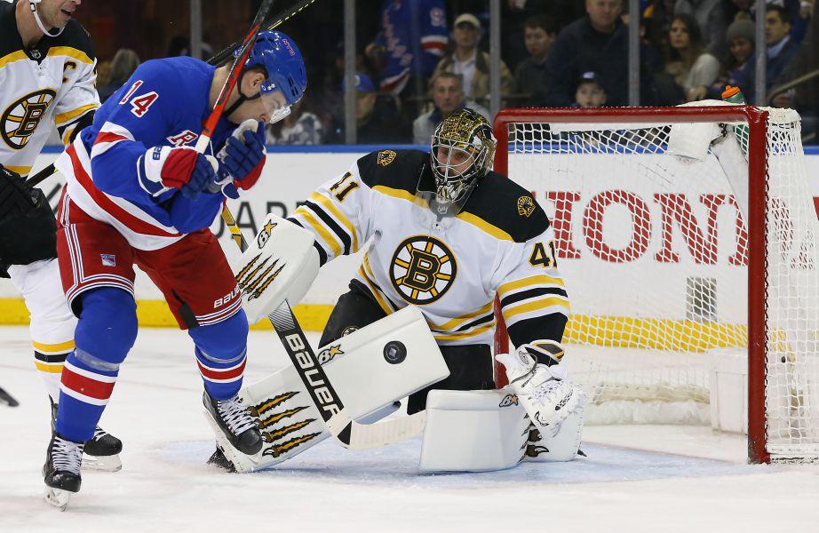 Bostonov vratar je v MSG-ju ubranil 25 od 26 strelov gostiteljev. Foto: Reuters Bostonov vratar je v MSG-ju ubranil 25 od 26 strelov gostiteljev. Foto: Reuters