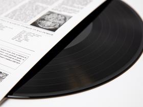 Po tridesetih letih izdaje legendarnega albuma prvenca na kaseti, se le-ta vrača, in sicer v skladu z željami poslušalcev – v vinilni preobleki. Foto: Adrian Pregelj