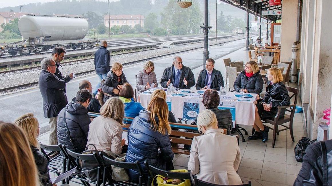Mesti se kot kaže le začenjata zares zavedati, da bosta lahko le skupaj ustvarili prostor z možnostmi razvoja. Foto: Mateja Pelikan