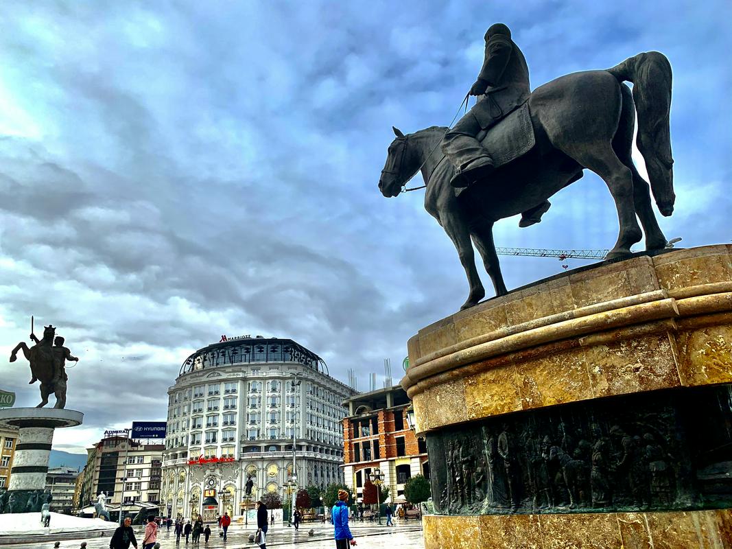 Projekt Skopje 2014 naj bi krepil makedonsko identiteto, njihovo zgodovino pa postavil na piedestal. Novi obraz Skopja je stal 200 milijonov evrov davkoplačevalskega denarja. In to v državi, kjer je 20 odstotkov ljudi brezposelnih, povprečna plača pa znaša dobrih 350 evrov. Foto: Marjana Grčman Projekt Skopje 2014 naj bi krepil makedonsko identiteto, njihovo zgodovino pa postavil na piedestal. Novi obraz Skopja je stal 200 milijonov evrov davkoplačevalskega denarja. In to v državi, kjer je 20 odstotkov ljudi brezposelnih, povprečna plača pa znaša dobrih 350 evrov. Foto: Marjana Grčman