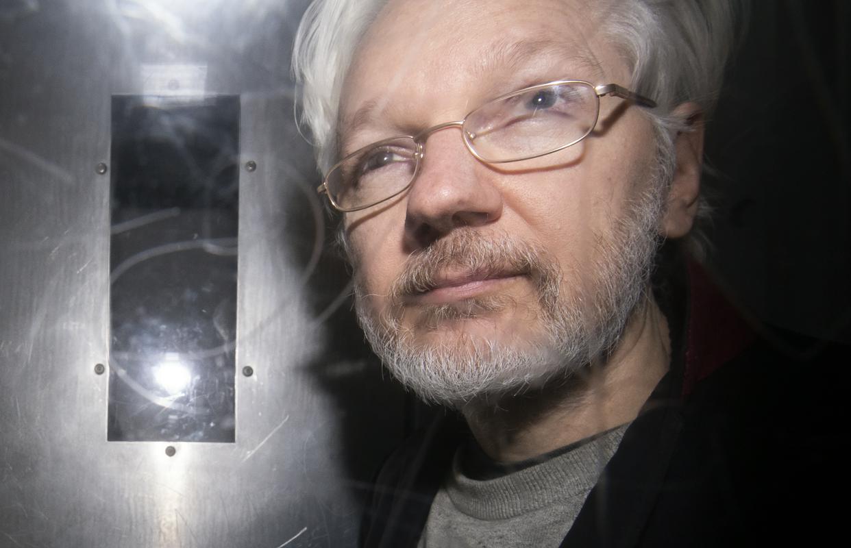 Assange med potjo na sodno obravnavo 13. januarja letos. Foto: EPA Assange med potjo na sodno obravnavo 13. januarja letos. Foto: EPA