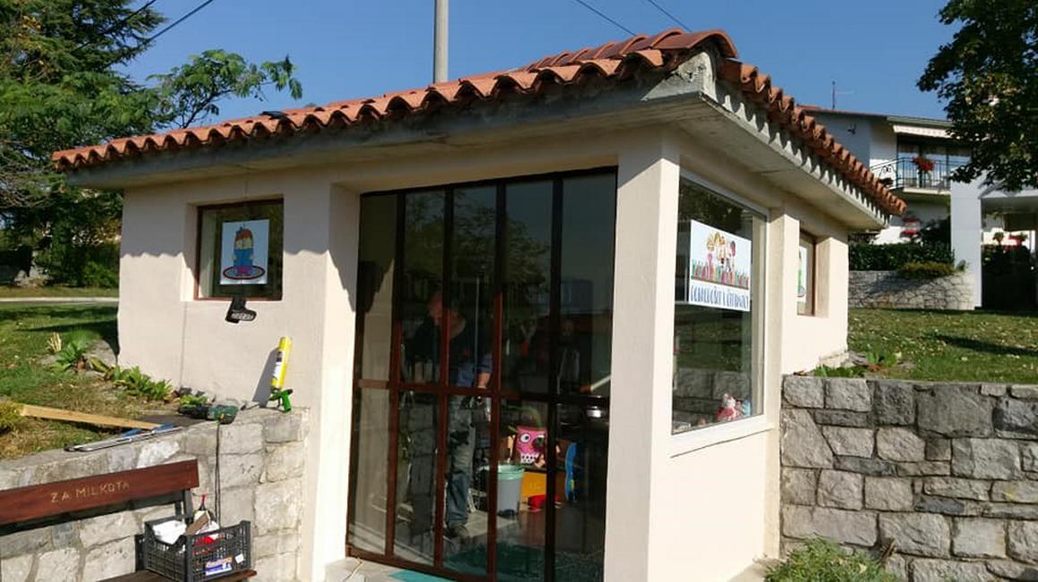 Avtobusna postaja namesto potnikov pričakuje bralce. Foto: Facebook/Vaška skupnost Tomačevica
