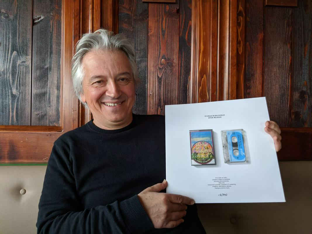Iztok Mlakar je po 30 letih dočakal tudi vinilno izvedbo svojih Štorij. Leta 1990 so namreč vinilke že izumirale, zgoščenk pa še ni bilo, zato so jih izdali na (danes pozabljenih) kasetah. Foto: Val 202/Anže Tomić Iztok Mlakar je po 30 letih dočakal tudi vinilno izvedbo svojih Štorij. Leta 1990 so namreč vinilke že izumirale, zgoščenk pa še ni bilo, zato so jih izdali na (danes pozabljenih) kasetah. Foto: Val 202/Anže Tomić
