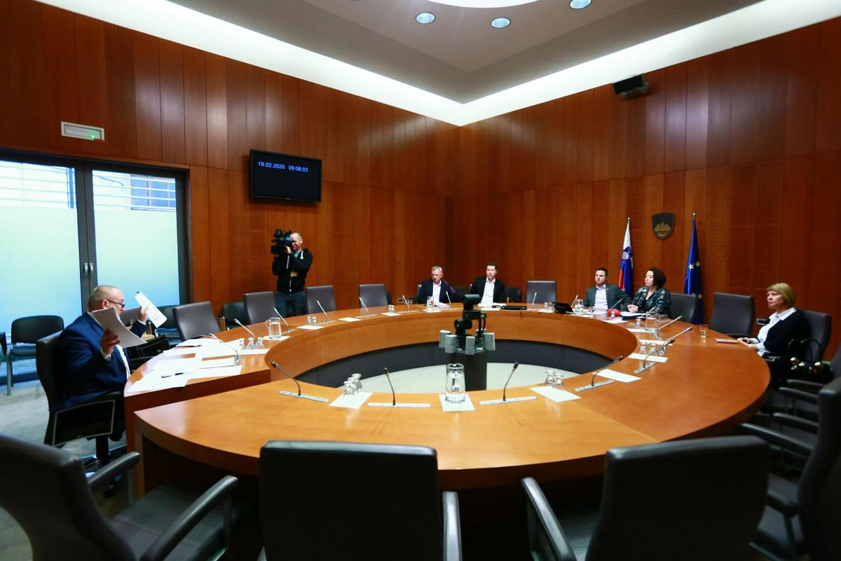 Kangler je prinesel dodatne dokumente. Foto: DZ/Matija Sušnik Kangler je prinesel dodatne dokumente. Foto: DZ/Matija Sušnik