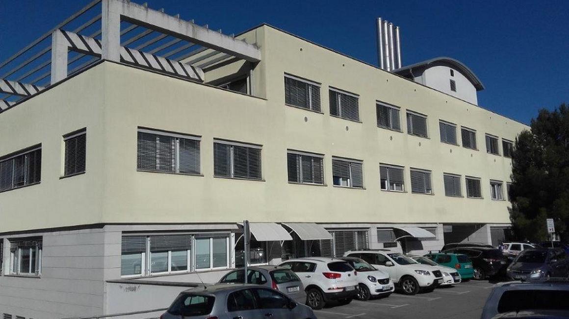 Vedno polno parkirišče ob ZD Izola. Foto: Radio Koper/Jasna Preskar