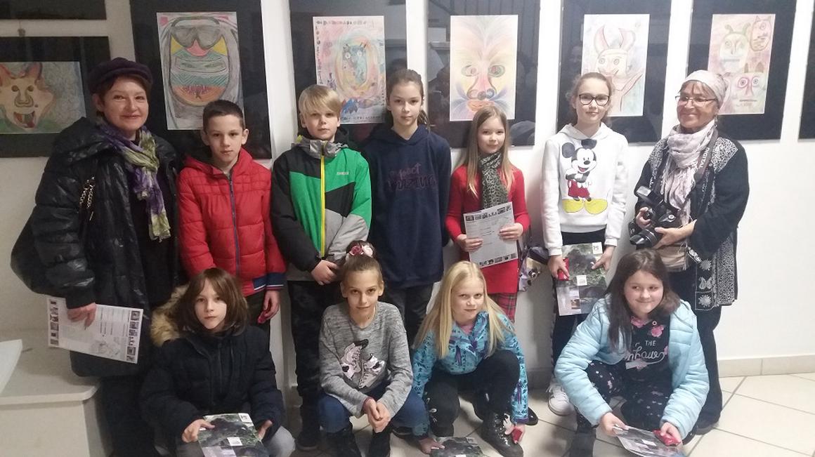 Avtorji razstave so učenci lanskega četrtega razreda osnovne šole Bogomirja Magajne iz Divače. Ob delih učencev, ki so nastajala pod mentorstvom Jožice Zafred, so na ogled tudi njene fotografije in grafike na temo »Obrazi - maske«, ki jih je ustvaril njen pokojni mož, slikar Stojan Zafred. Foto: Radio Koper/Vesna Potočar Godnič