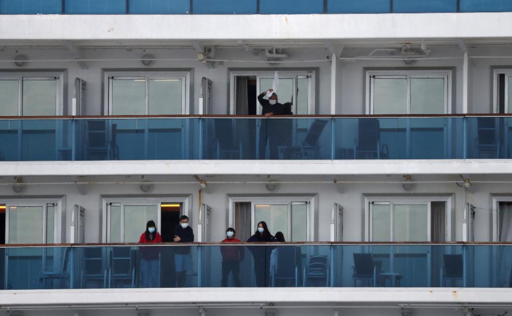 Na ladji Diamond Princess z več kot 3000 potniki in člani posadke je bilo skupno šest slovenskih potnikov. Foto: Reuters Na ladji Diamond Princess z več kot 3000 potniki in člani posadke je bilo skupno šest slovenskih potnikov. Foto: Reuters