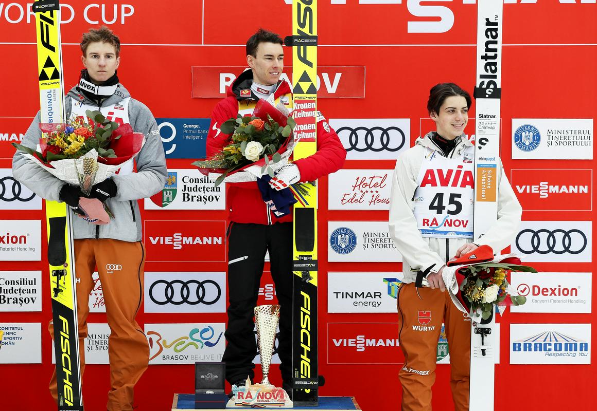 Najboljši trije na drugi tekmi v Rašnovu (od leve proti desni): Karl Geiger, Stefan Kraft in Constantin Schmid. Foto: EPA Najboljši trije na drugi tekmi v Rašnovu (od leve proti desni): Karl Geiger, Stefan Kraft in Constantin Schmid. Foto: EPA