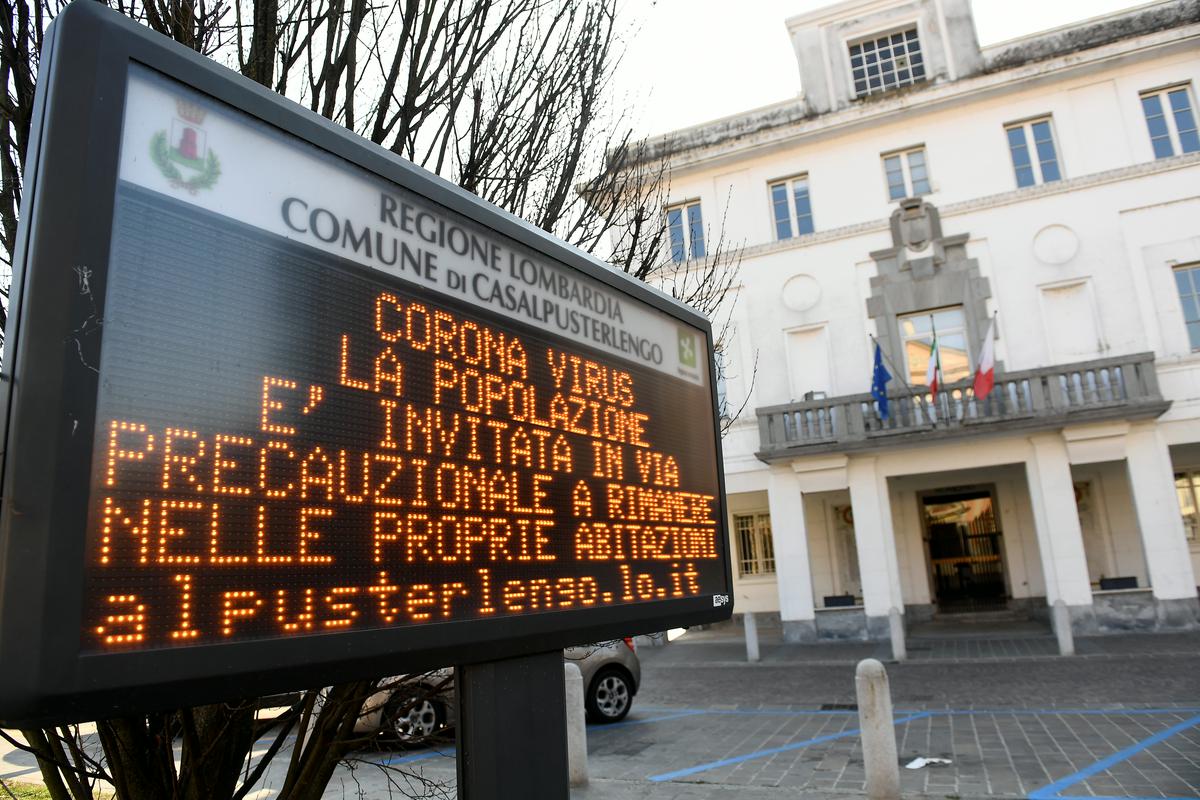 V mestu Casalpusterlengo prebivalce opozarjajo, naj zaradi izbruha virusa preventivno ne zapuščajo domov. Foto: Reuters V mestu Casalpusterlengo prebivalce opozarjajo, naj zaradi izbruha virusa preventivno ne zapuščajo domov. Foto: Reuters