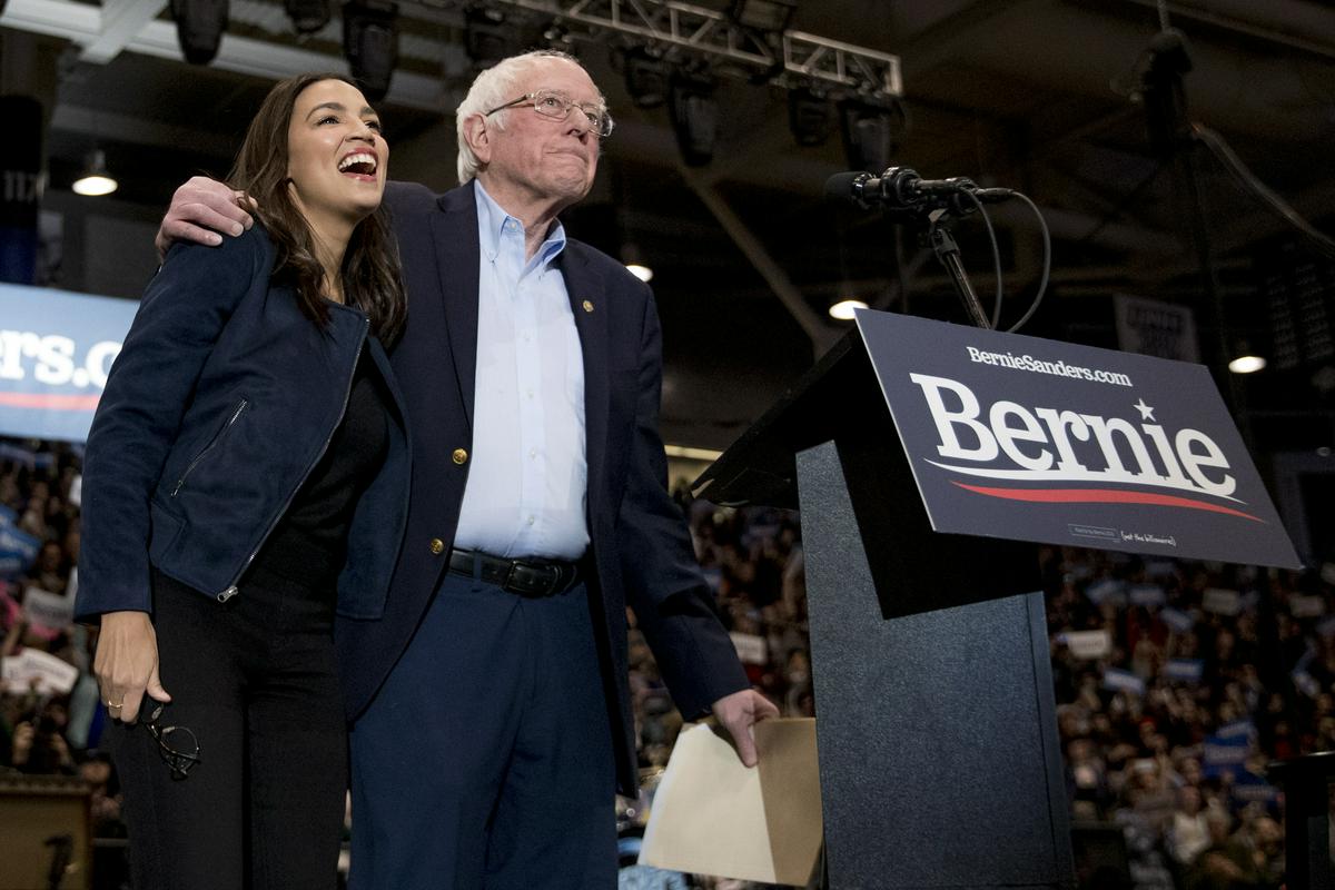 Bernie Sanders in Alexandria Ocasio-Cortez sta največja zagovornika popolnega univerzalnega zdravstva. Foto: AP Bernie Sanders in Alexandria Ocasio-Cortez sta največja zagovornika popolnega univerzalnega zdravstva. Foto: AP