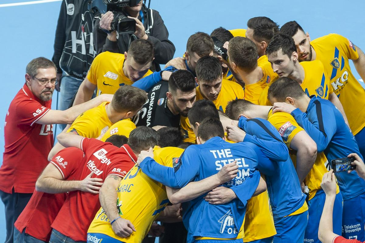 Rokometaši Celja so brez poraza osvojili sedmi zaporedni naslov državnega prvaka. Junija jih čakata še preloženi tekmi osmine finala Lige prvakov proti Kielcam. Foto: www.alesfevzer.com Rokometaši Celja so brez poraza osvojili sedmi zaporedni naslov državnega prvaka. Junija jih čakata še preloženi tekmi osmine finala Lige prvakov proti Kielcam. Foto: www.alesfevzer.com