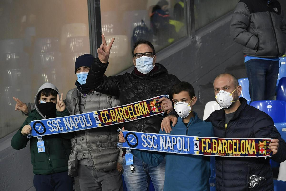 Zaradi epidemije koronavirusa v Italiji so si nekateri gledalci na tribunah v Neaplju nadeli masko. Foto: EPA Zaradi epidemije koronavirusa v Italiji so si nekateri gledalci na tribunah v Neaplju nadeli masko. Foto: EPA