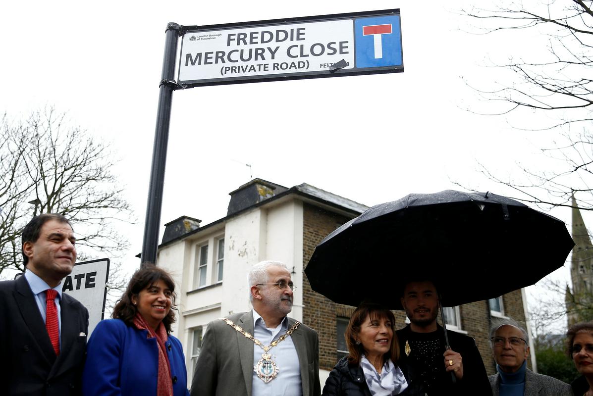 Ulica se zdaj imenuje Freddie Mercury Close. Foto: Reuters Ulica se zdaj imenuje Freddie Mercury Close. Foto: Reuters