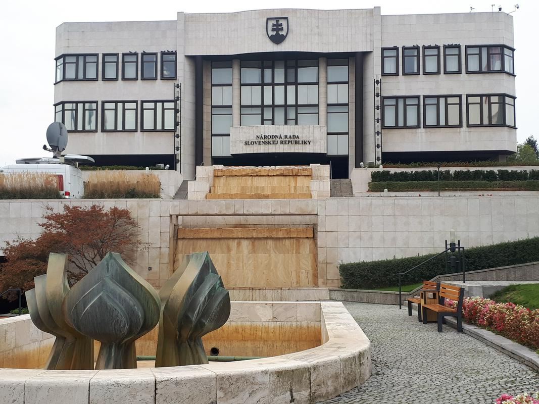 Za vstop v slovaški parlament se poteguje 25 strank. Volitev naj bi se udeležilo kar 75 odstotkov volilnih upravičencev, le 11 odstotkov pa še ni odločenih. Foto: MMC RTV SLO Za vstop v slovaški parlament se poteguje 25 strank. Volitev naj bi se udeležilo kar 75 odstotkov volilnih upravičencev, le 11 odstotkov pa še ni odločenih. Foto: MMC RTV SLO