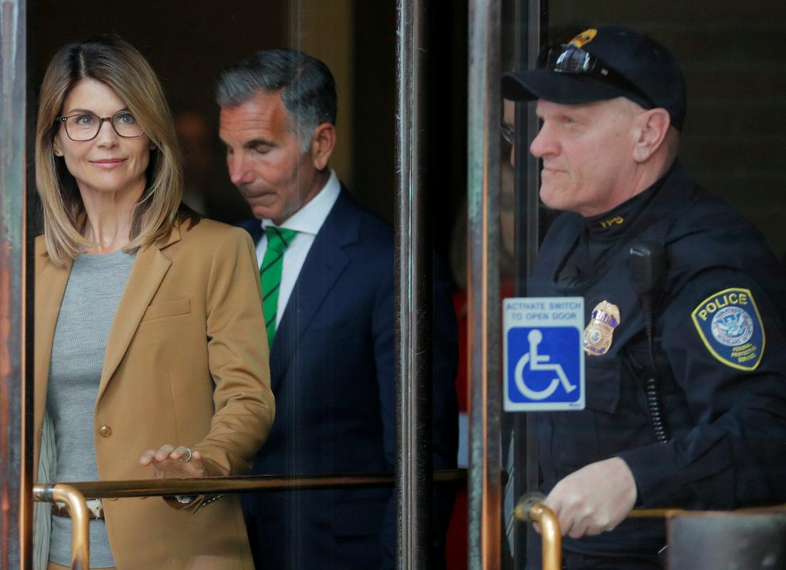 Nasmejana Lori Loughlin po današnjem obisku sodišča v Bostonu. Foto: Reuters Nasmejana Lori Loughlin po današnjem obisku sodišča v Bostonu. Foto: Reuters