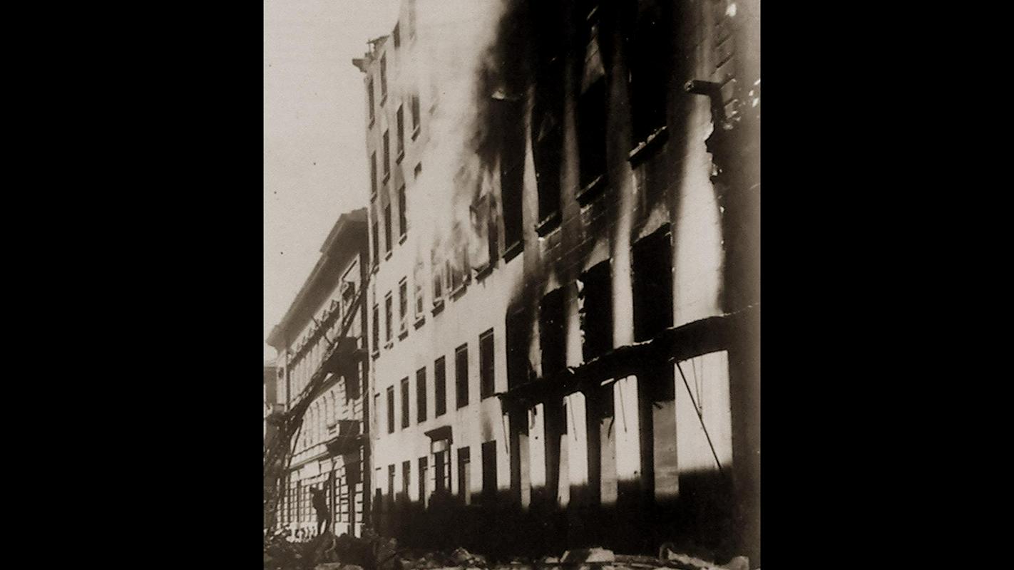 13. julija leta 1920 je množica italijanskih nacionalistov obkolila Narodni dom, vdrla vanj in podtaknila ogenj. Foto: Narodna in študijska knjižnica Trst 13. julija leta 1920 je množica italijanskih nacionalistov obkolila Narodni dom, vdrla vanj in podtaknila ogenj. Foto: Narodna in študijska knjižnica Trst