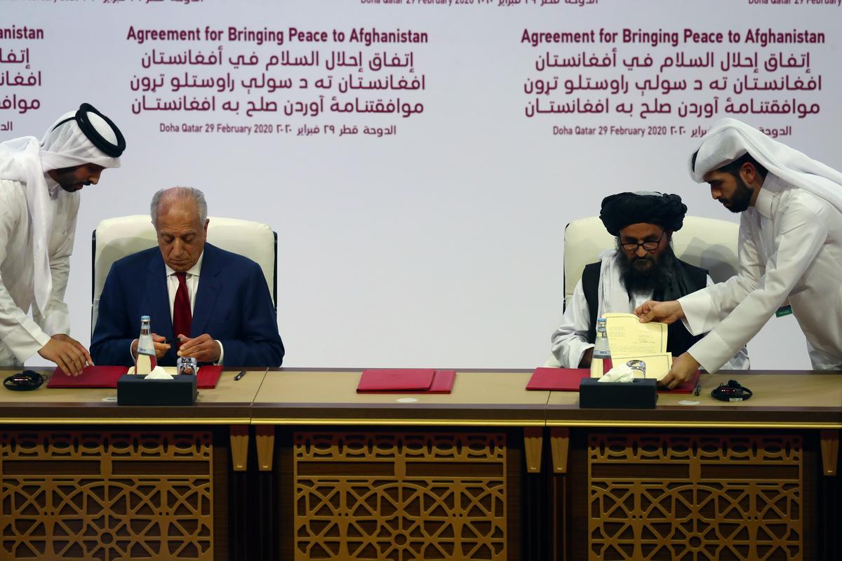Dogovor sta podpisala Abdul Gani Baradar, vodja delegacije talibanov (desno), in ameriški odposlanec za Afganistan Zalmay Khalilzad (levo). Foto: Reuters Dogovor sta podpisala Abdul Gani Baradar, vodja delegacije talibanov (desno), in ameriški odposlanec za Afganistan Zalmay Khalilzad (levo). Foto: Reuters