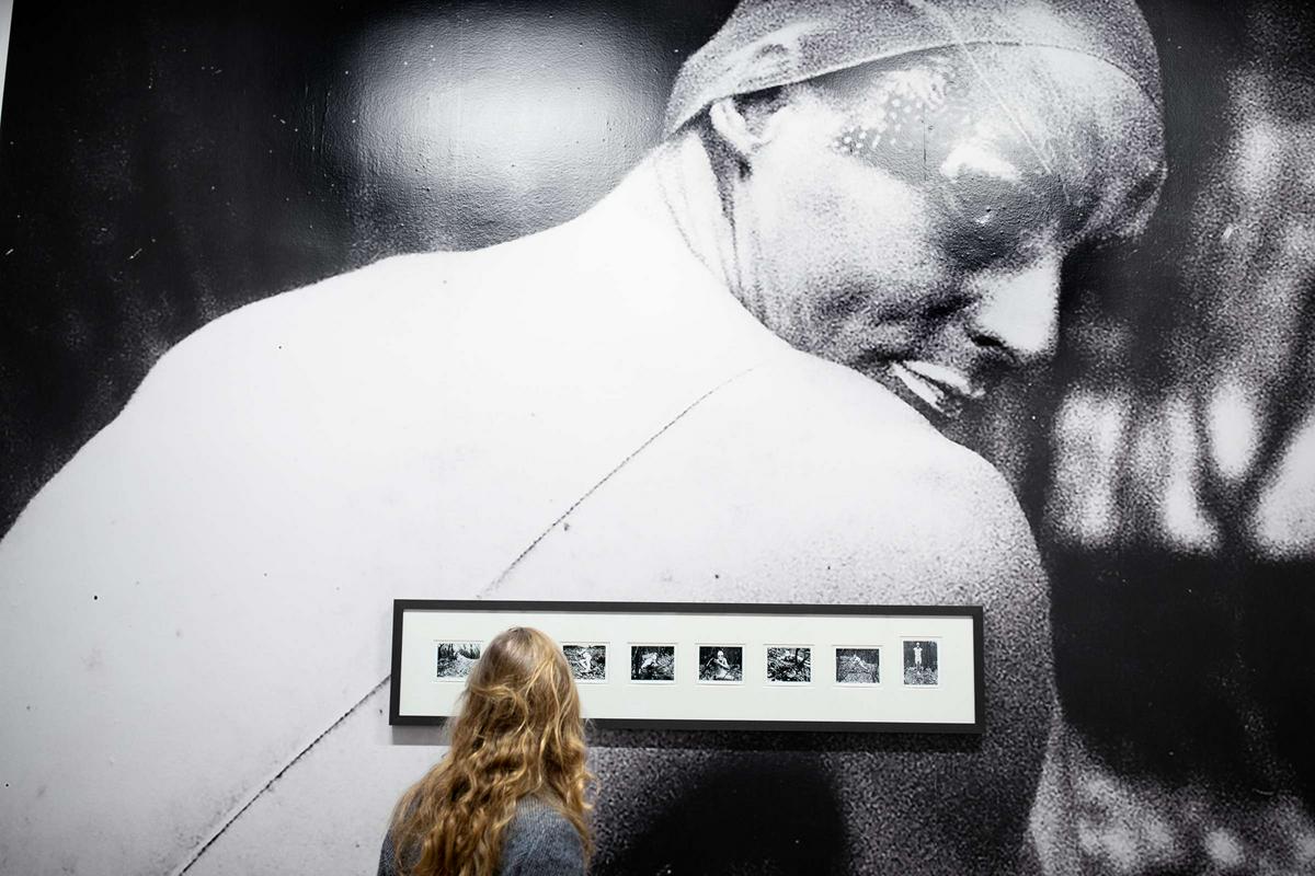 Decembra 2016 so v Mestni galeriji Ljubljana odprli Ulayevo razstavo Jaz drugi. Na ogled so bila nekatera ključna dela, v katerih se umetnik osredotoča na svoje lastno telo in njegovo družbeno odtujitev. Foto: Andrej Peunik/MGML Decembra 2016 so v Mestni galeriji Ljubljana odprli Ulayevo razstavo Jaz drugi. Na ogled so bila nekatera ključna dela, v katerih se umetnik osredotoča na svoje lastno telo in njegovo družbeno odtujitev. Foto: Andrej Peunik/MGML