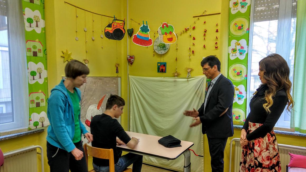 Fotografija iz časov, ko smo Cirius lahko obiskali. Zdaj smo se z njimi srečali na dvorišču. Foto: Radio Koper