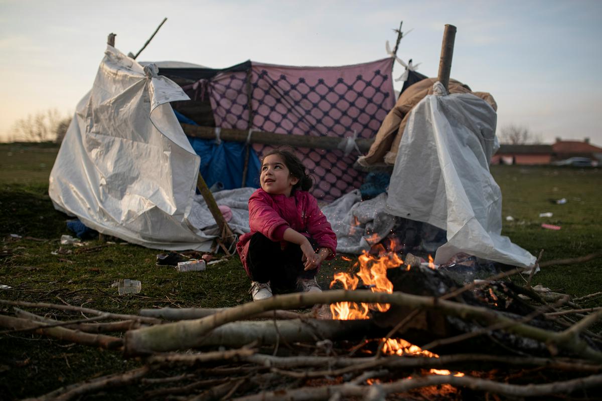 Pred turško-grško mejo na morebiten vstop v EU čaka na tisoče ljudi, med njimi so številni otroci. Foto: Reuters Pred turško-grško mejo na morebiten vstop v EU čaka na tisoče ljudi, med njimi so številni otroci. Foto: Reuters