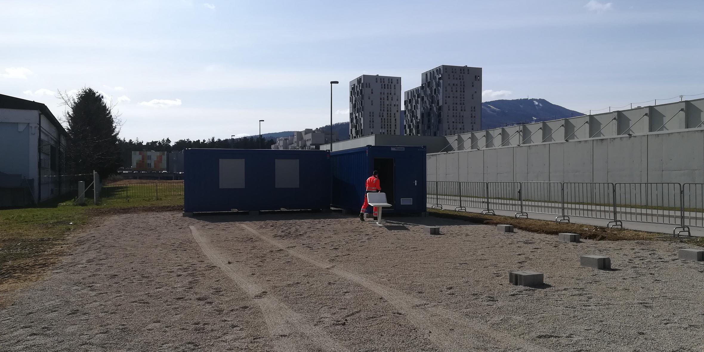 Prvi dokazano okuženi s koronavirusom v Mariboru je dosledno upošteval navodila za takšne primere in na vstopno točko pri Gasilski brigadi Maribor prispel včeraj ob 17. uri. Foto: Radio Maribor