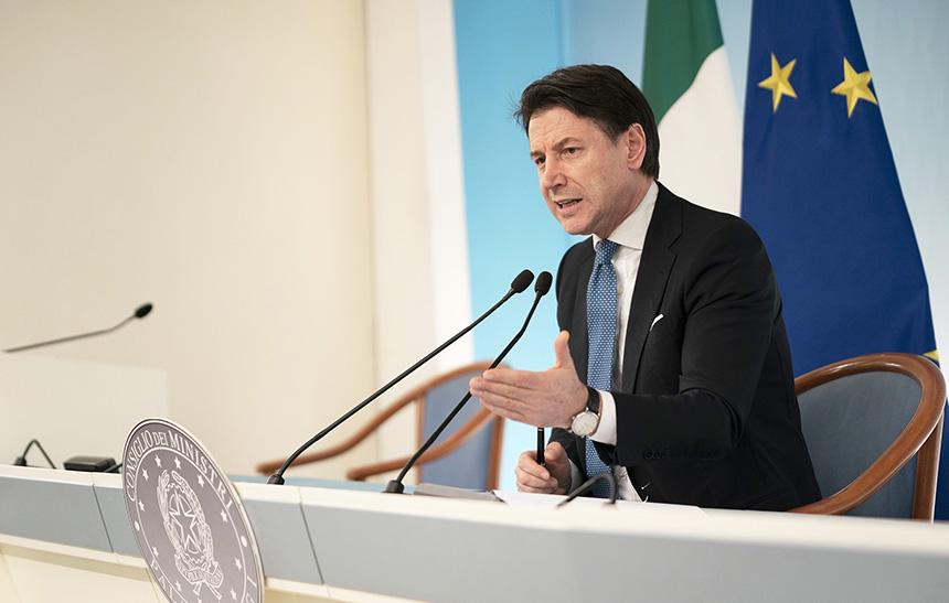 Vlada premierja Conteja ima zelo zahtevno nalogo odločiti, kdaj bo pravi trenutek, da tveganje širjenja novega koronavirusa ne bo več tako veliko in se bo lahko gospodarstvo znova zagnalo. Foto: Reuters Vlada premierja Conteja ima zelo zahtevno nalogo odločiti, kdaj bo pravi trenutek, da tveganje širjenja novega koronavirusa ne bo več tako veliko in se bo lahko gospodarstvo znova zagnalo. Foto: Reuters