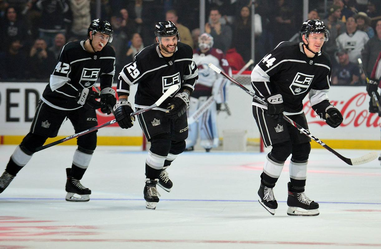 Zapomnite si ime Mikey Anderson s št. 44. 20-letnik iz Fridleyja v Minnesoti ima pred seboj izredno svetlo prihodnost v Ligi NHL. Foto: Reuters Zapomnite si ime Mikey Anderson s št. 44. 20-letnik iz Fridleyja v Minnesoti ima pred seboj izredno svetlo prihodnost v Ligi NHL. Foto: Reuters