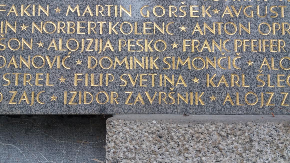 Foto: Radio Maribor/Stane Kocutar: Ime duhovnika Izidorja Završnika na spomeniku usmrčenim talcem v Mariboru