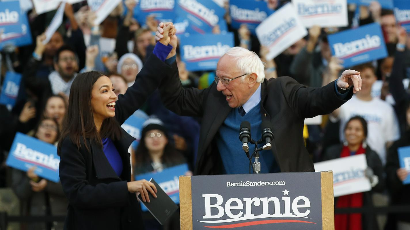 Sanders z eno svojih bolj zvestih privrženk, priljubljeno progresivno kongresnico Alexandrio Ocasio-Cortez. Foto: AP Sanders z eno svojih bolj zvestih privrženk, priljubljeno progresivno kongresnico Alexandrio Ocasio-Cortez. Foto: AP