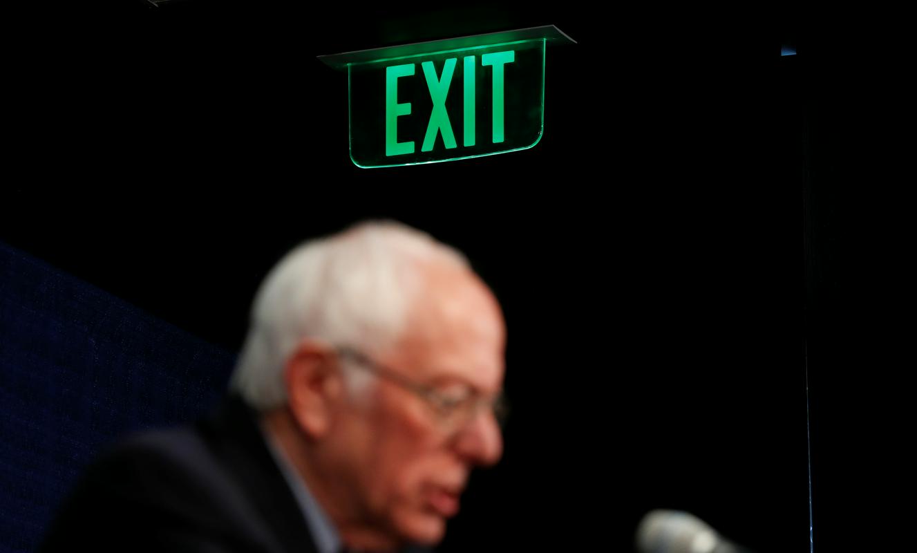 Demokratska stranka bi najraje videla, da bi Sanders že danes odstopil, a se senator še ne da. Foto: Reuters Demokratska stranka bi najraje videla, da bi Sanders že danes odstopil, a se senator še ne da. Foto: Reuters