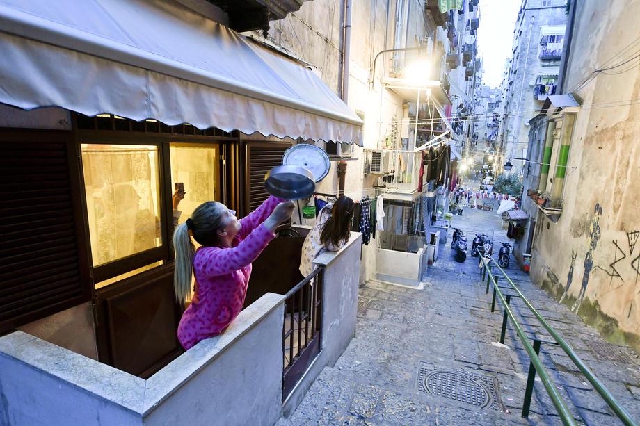 Tisti, ki doma niso imeli glasbil, so uporabili ponve. Foto: EPA Tisti, ki doma niso imeli glasbil, so uporabili ponve. Foto: EPA