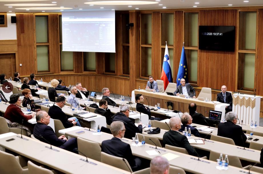 Zasedanje kriznega štaba v prvih dneh Janševe vlade. Foto: Vlada RS Zasedanje kriznega štaba v prvih dneh Janševe vlade. Foto: Vlada RS