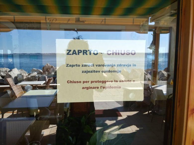 Z vseh koncev Slovenije prihajajo obvestila o zaprtju lokalov in drugih storitev. Foto: Radio Capodistria Z vseh koncev Slovenije prihajajo obvestila o zaprtju lokalov in drugih storitev. Foto: Radio Capodistria