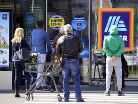 Motion on shops to remain closed on Sunday receives support
