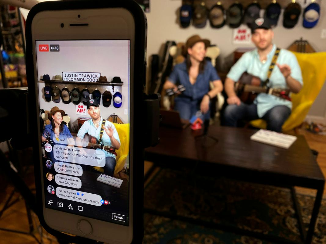 V zadnjih tednih se ljudje za komunikacijo z bližnjimi zatekajo k videoaplikacijam, prek Facebooka pa mnogi ustvarjalci oddajajo celo glasbene nastope in predstave v živo. Foto: Reuters V zadnjih tednih se ljudje za komunikacijo z bližnjimi zatekajo k videoaplikacijam, prek Facebooka pa mnogi ustvarjalci oddajajo celo glasbene nastope in predstave v živo. Foto: Reuters