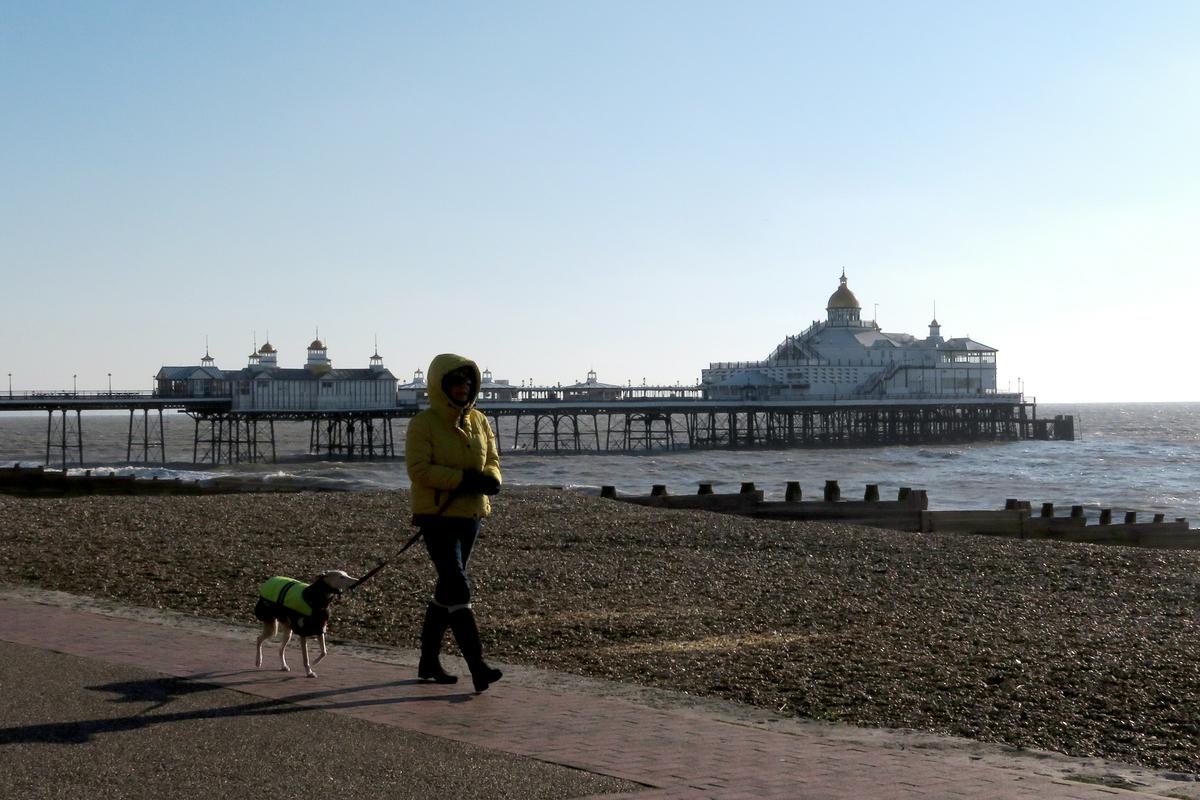 Britanska vlada se otepa kritik, da je zamujala z ukrepi proti širjenju koronavirusa. Foto: Reuters Britanska vlada se otepa kritik, da je zamujala z ukrepi proti širjenju koronavirusa. Foto: Reuters
