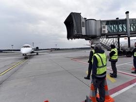 Erstes Passagierflugzeug landet in Ljubljana